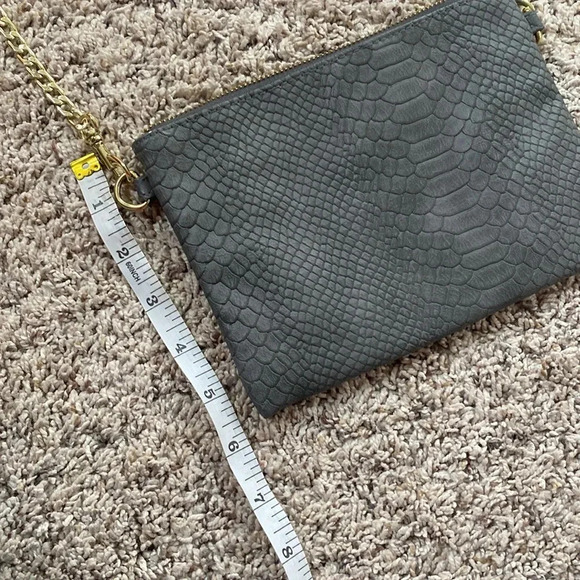 Merona Faux Snakeskin Clutch/Crossbody grey with gold chain - Picture 7 of 7